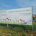 Banner Wiesengartenprojekt auf der Wiese beim Hochregallager Roll-Schenker